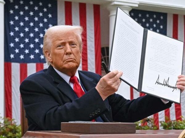 Trump aumenta a 125 % los aranceles a China y anuncia ‘pausa’ de 90 días para otros países