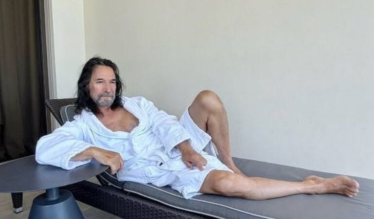 Marco Antonio Solís revienta el Viernes Santo con tremenda FOTO en bata y los comentarios se salen de control