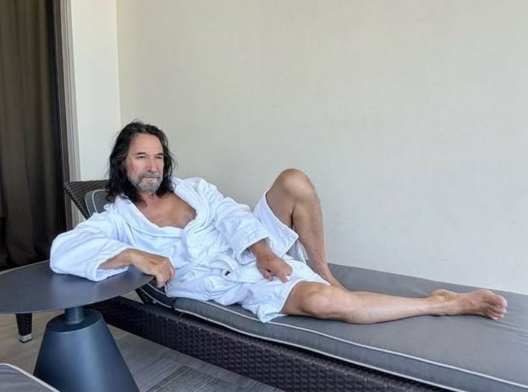 Marco Antonio Solís revienta el Viernes Santo con tremenda FOTO en bata y los comentarios se salen de control