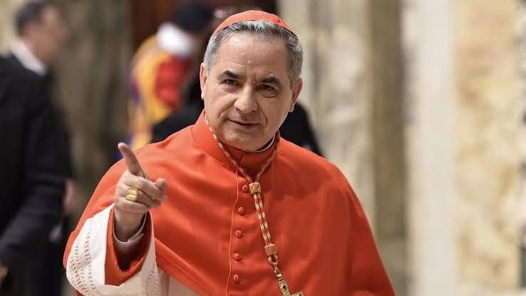 Conflicto del cónclave: Angelo Becciu, el cardenal empeñado en asistir aunque el Papa Francisco se lo prohibió