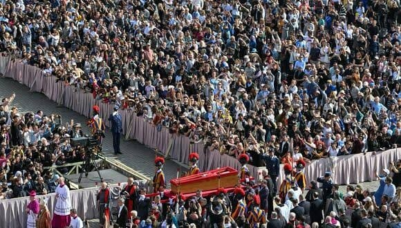 Miles de fieles llegan al Vaticano para despedirse del Papa Francisco