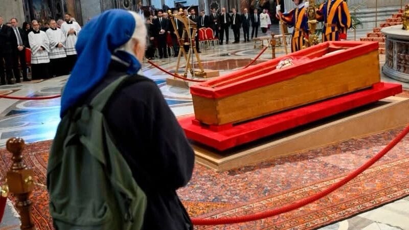 ¿Quién es Geneviève Jeanningros, monja que rompió el protocolo y lloró ante el féretro de su amigo, el papa Francisco?