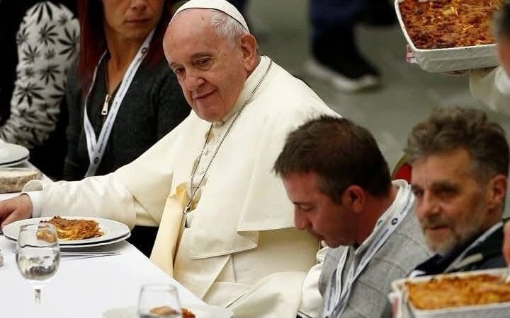 Migrantes, transgéneros, pobres, Gays y prisioneros, dan el último adiós al Papa Francisco