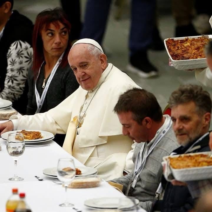 Migrantes, transgéneros, pobres, Gays y prisioneros, dan el último adiós al Papa Francisco