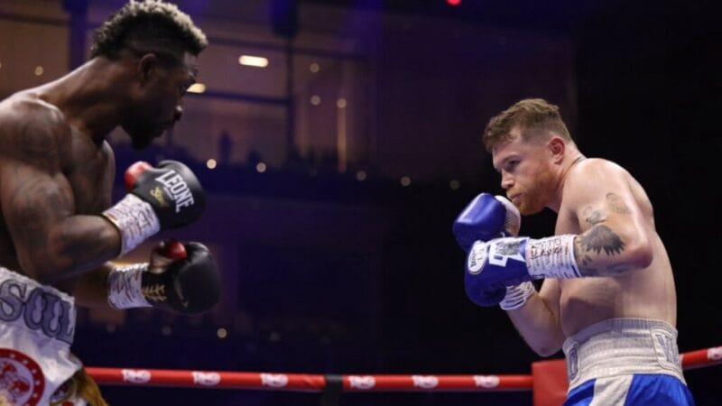 Saúl «Canelo» Álvarez gana a William Scull en Arabia Saudita