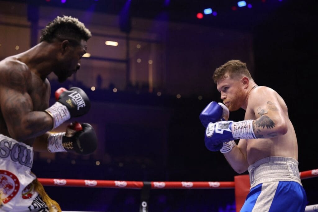 Saúl «Canelo» Álvarez gana a William Scull en Arabia Saudita