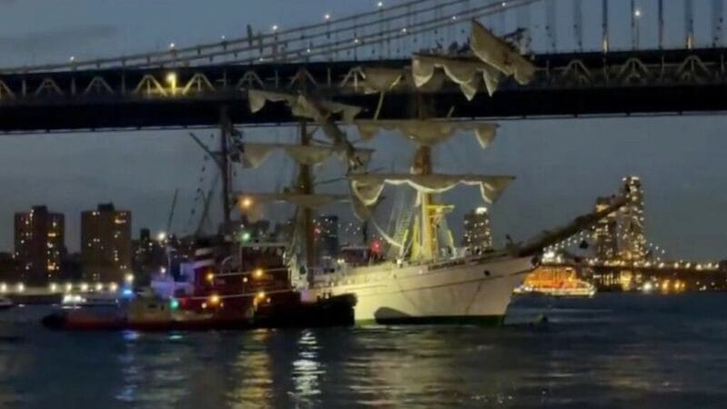Buque Cuauhtémoc de la Marina de México chocó con el puente de Brooklyn en Nueva York
