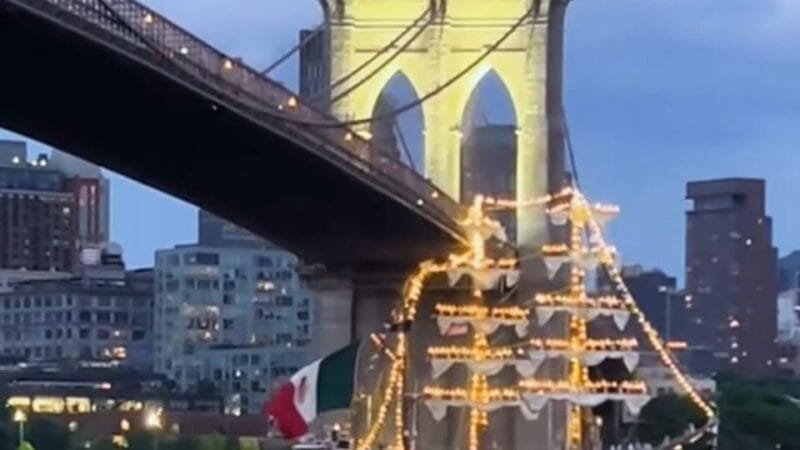 Buque Cuauhtémoc de la Marina choca con puente de Brooklyn, en Nueva York; hay 22 heridos