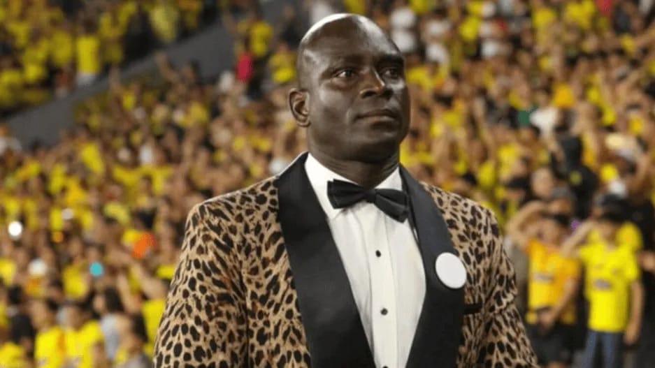 Multan al técnico de Barcelona de Ecuador por los trajes que usó en la Libertadores