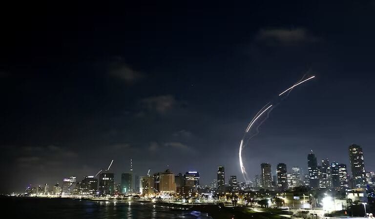 Misiles iraníes impactan el cuartel militar más importante de Israel en Tel Aviv