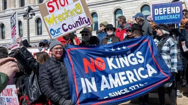 Miles de personas se unen a la marcha “No Kings” en EEUU