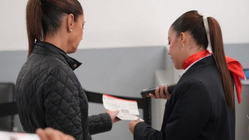 Claudia Sheinbaum parte de CDMX en vuelo comercial rumbo a la cumbre del G7 en Canadá