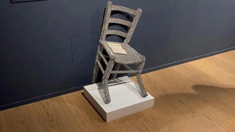 Se sienta en silla hecha de cristales Swarovski y la rompe; museo interpone denuncia