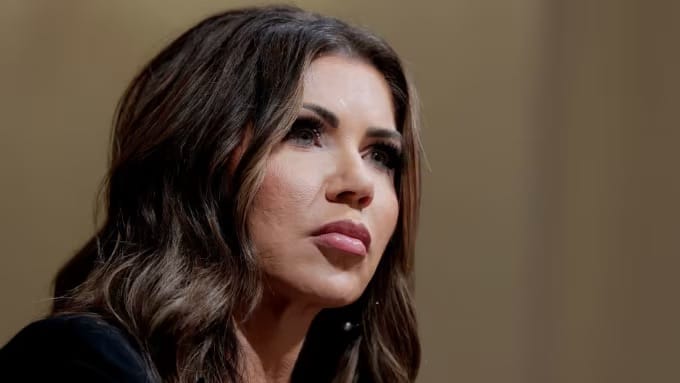 Hospitalizan a Kristi Noem, jefa de Seguridad Nacional de EE. UU