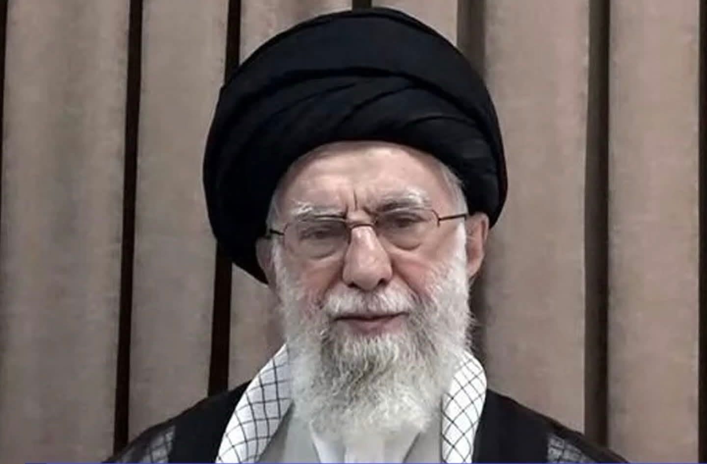 El líder supremo de Irán, el Ayatolá Jemeneí, dijo que su país no se rendirá ante los ataques de nadie