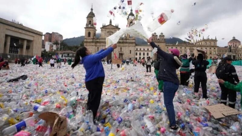 Protestantes llenan de basura plaza icónica de Colombia