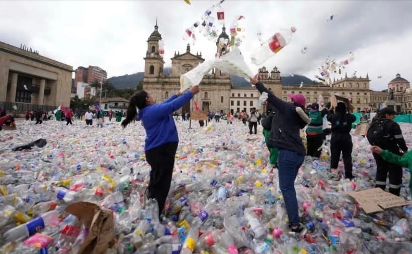 Protestantes llenan de basura plaza icónica de Colombia