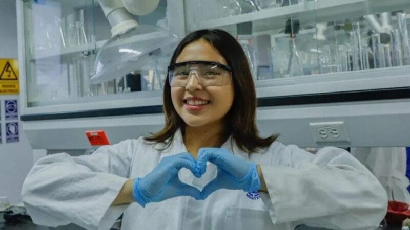 Conoce la historia de Karla Méndez Salazar, estudia 7 licenciatarias simultáneamente