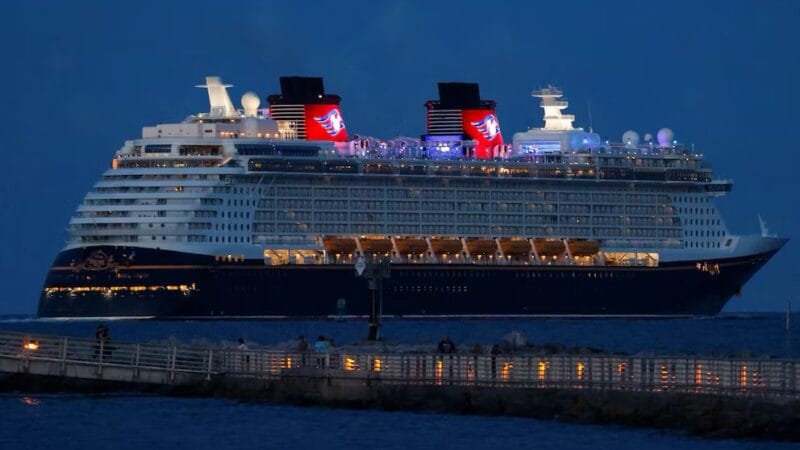 Milagroso rescate en altamar: niña cae al océano desde un crucero y su padre se lanza tras ella