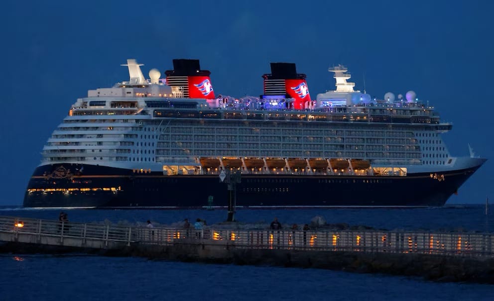 Milagroso rescate en altamar: niña cae al océano desde un crucero y su padre se lanza tras ella