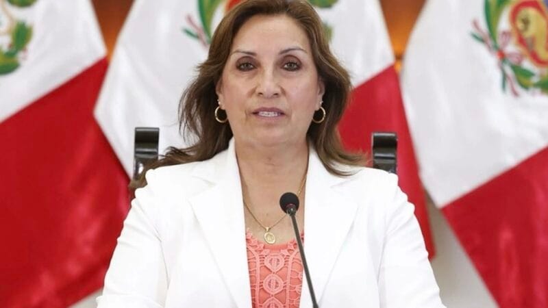 La presidenta de Perú se da un día de pago de $10 MIL USD mientras el pueblo lucha por sobrevivir