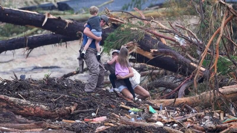 Sigue la búsqueda de 27 niñas desaparecidas de campamento en Texas tras inundación