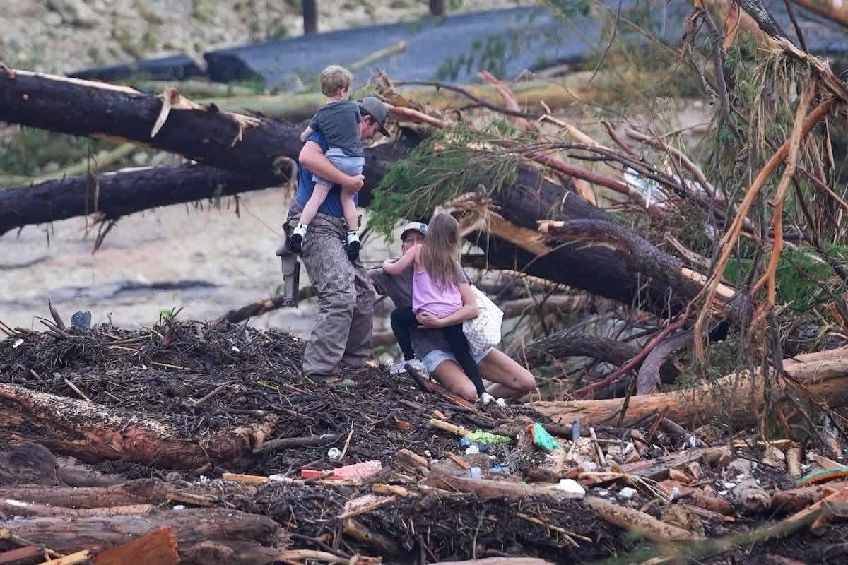 Sigue la búsqueda de 27 niñas desaparecidas de campamento en Texas tras inundación