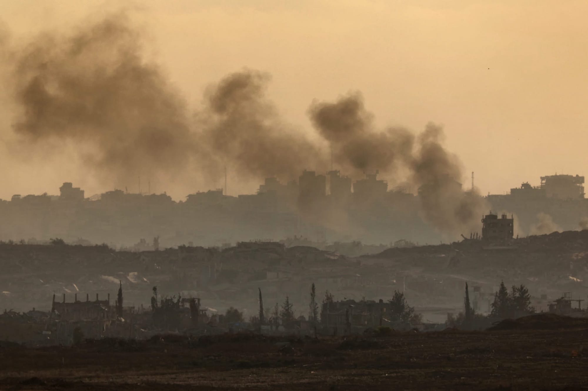 Mientras Gaza sigue bajo fuego, líderes buscan una tregua
