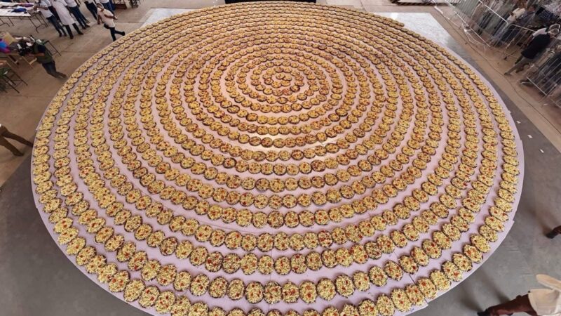 Rompe Oaxaca Récord Guinness con la línea de tlayuda más grande del mundo