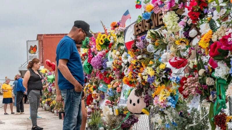 Realizan emotivo memorial para honrar a las más de 120 víctimas de las inundaciones en Texas