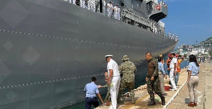 Cae bailarina al mar durante despedida de buque japonés en Acapulco