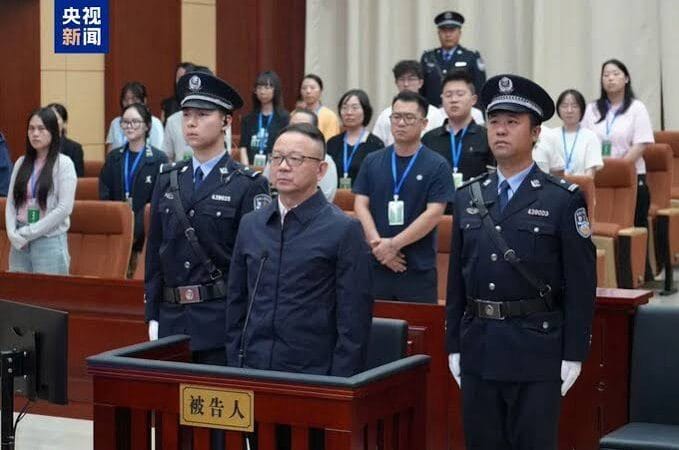 China sentencia a muerte a otro exfuncionario por sobornos de $30.3 millones y uso de información privilegiada