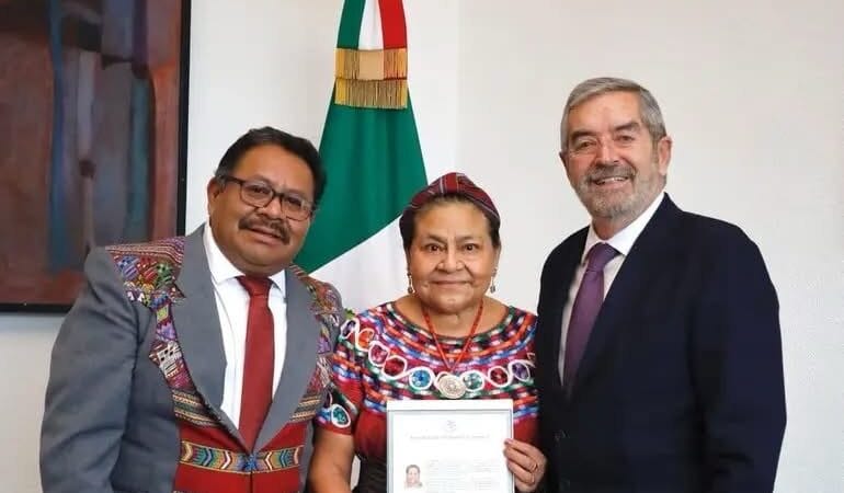 Rigoberta Menchú recibe la nacionalidad mexicana 