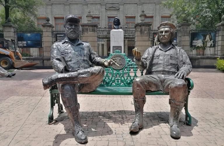 Retiran escultura del Che Guevara y Fidel Castro en la alcaldía Cuauhtémoc