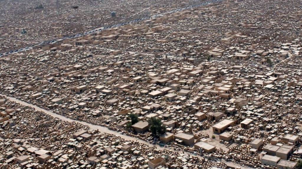 Un viaje al cementerio más gigantesco del planeta, donde la «población» triplica la de Barcelona