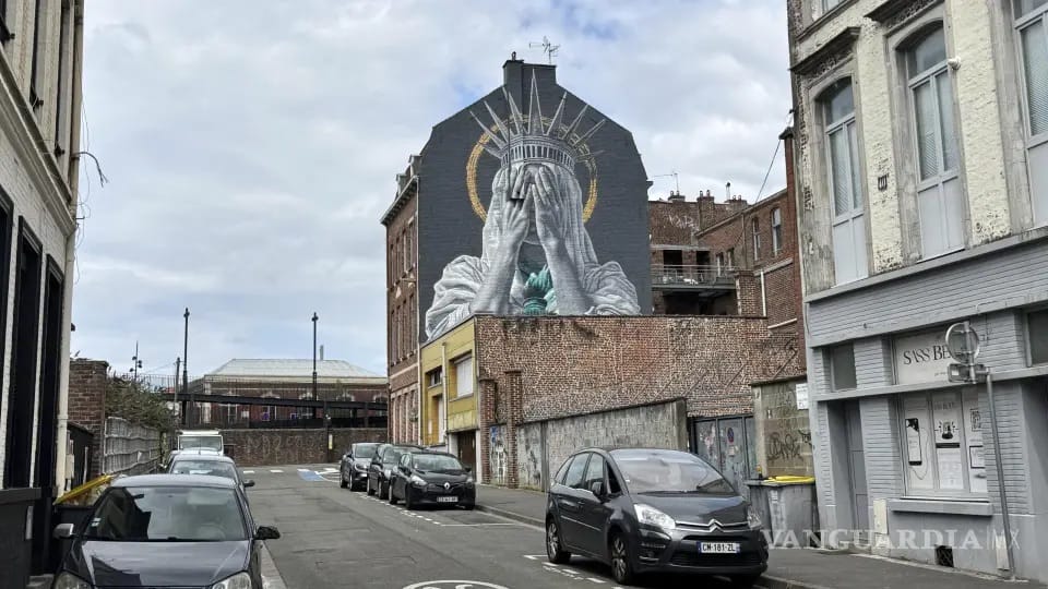 Un imponente mural en Francia de la Estatua de la Libertad cubriéndose los ojos en dura una crítica a Trump