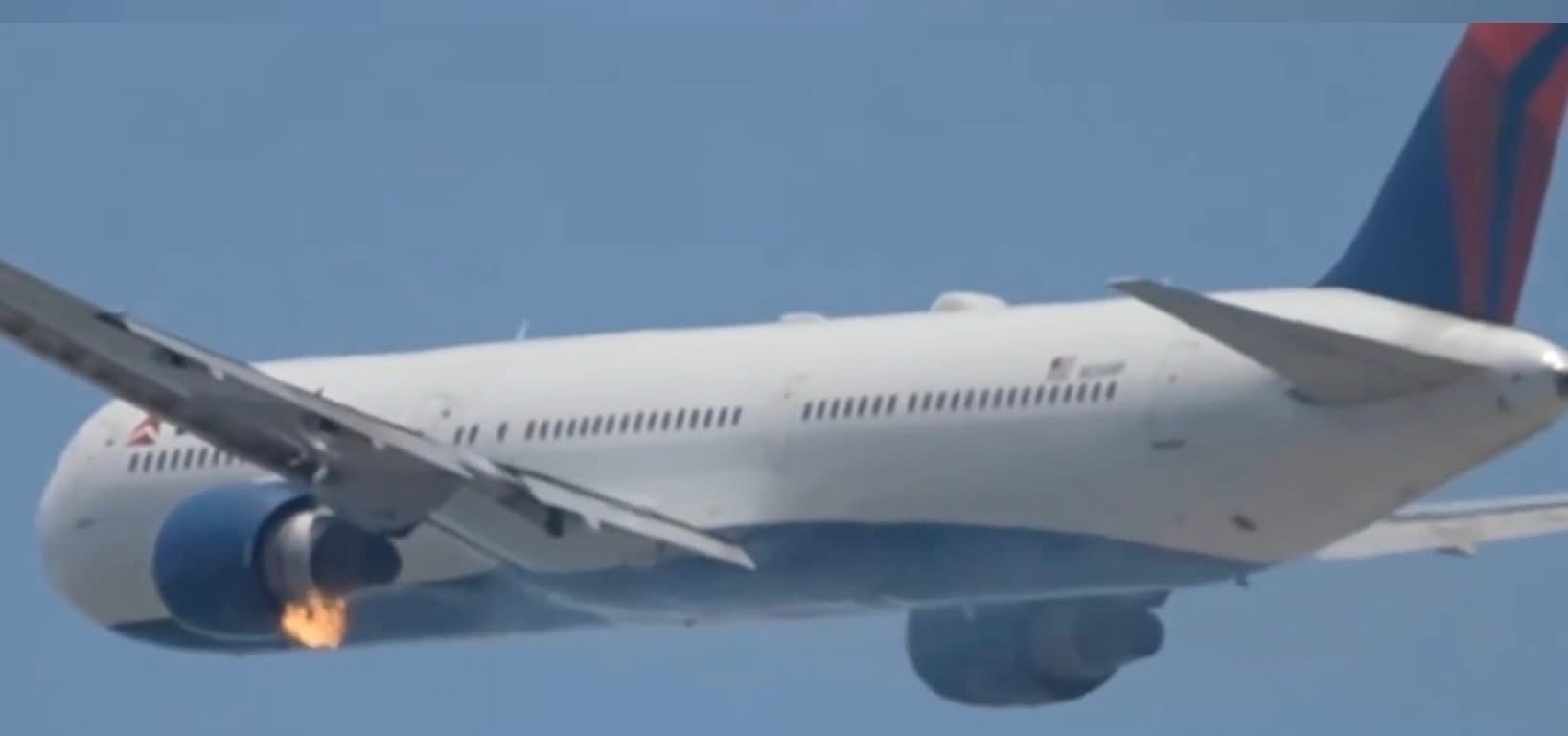 Motor de avión se incendia en pleno vuelo tras despegar de los Ángeles