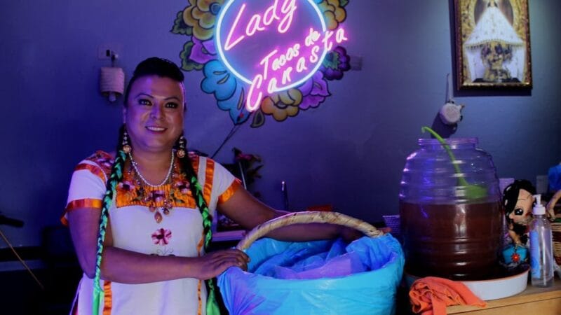 Lady Tacos de Canasta; la vendedora ambulante mexicana que desafía los roles de género