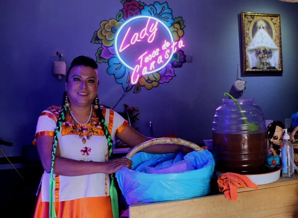 Lady Tacos de Canasta; la vendedora ambulante mexicana que desafía los roles de género