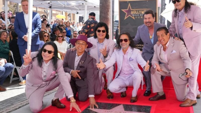 Los Bukis reciben su estrella en el Paseo de la Fama y la dedican a los migrantes