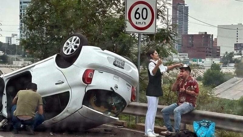 Trabajadora del IMSS mostró su vocación al detener su auto para auxiliar a un hombre que se había accidentado