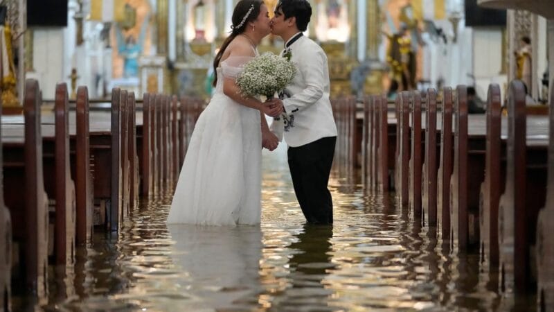 Pareja tiene su boda en iglesia inundada por tifón en Filipinas