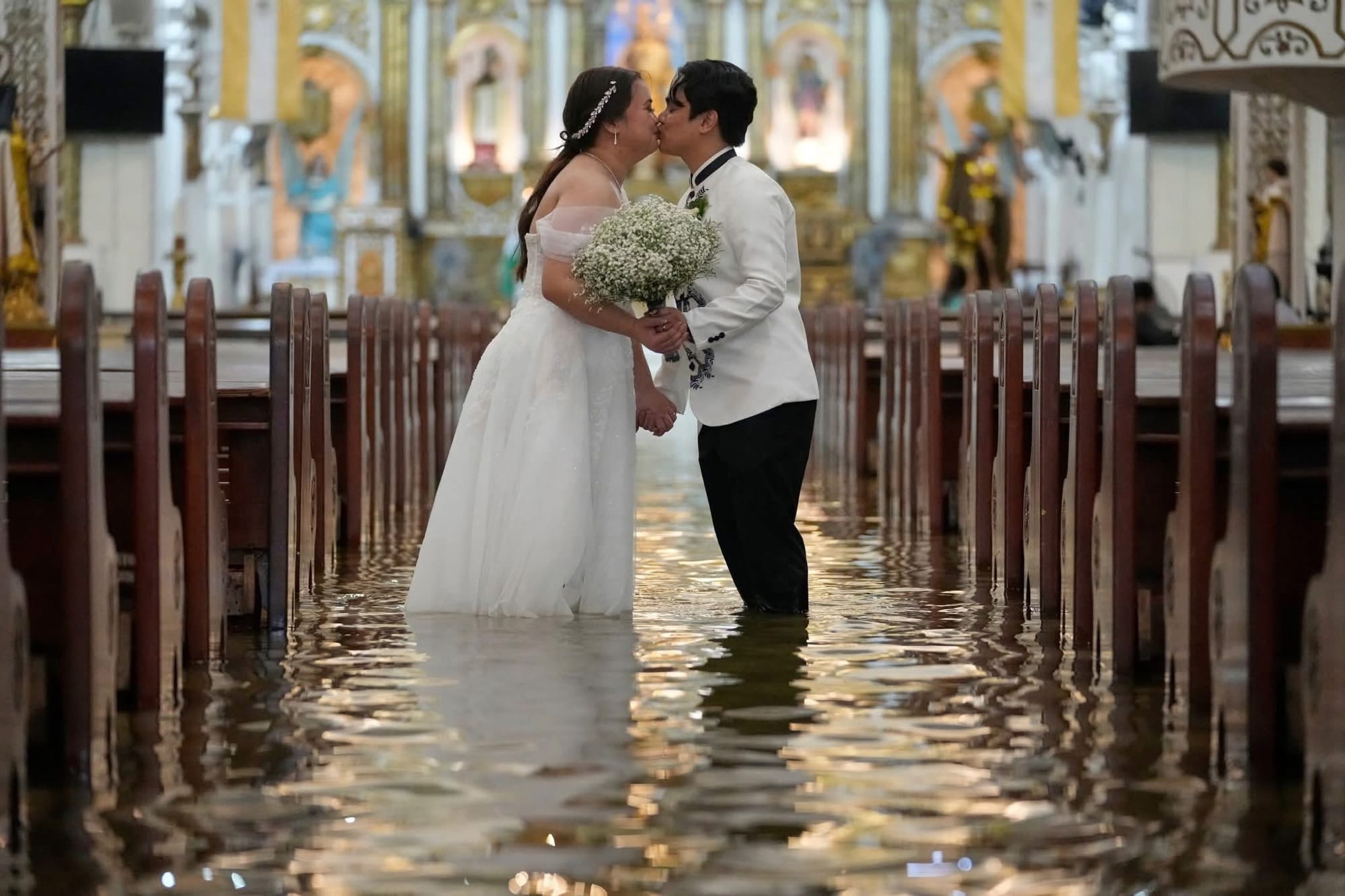 Pareja tiene su boda en iglesia inundada por tifón en Filipinas