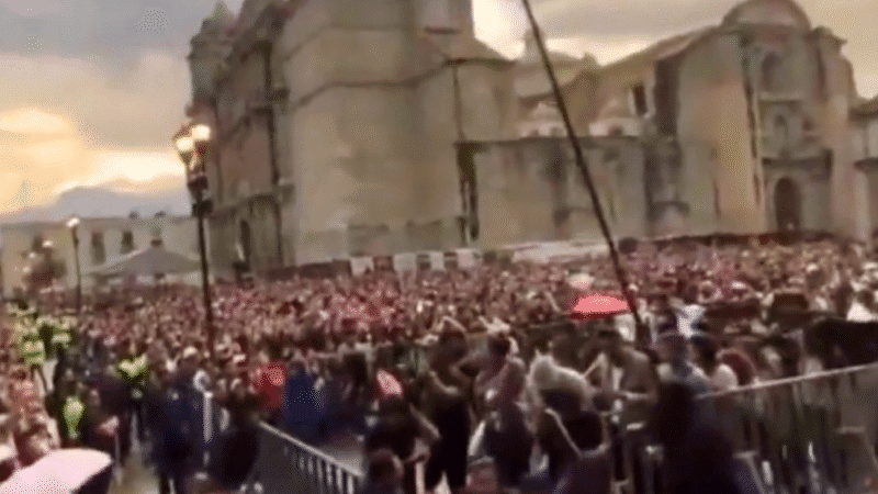 El pueblo manda y corre a funcionarios de Morena de zona VIP en concierto gratuito de Siddhartha