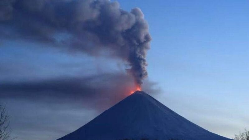 Volcán&nbsp;Kliuchevskói entró en erupción tras terremoto de 8.8 grados en Rusia
