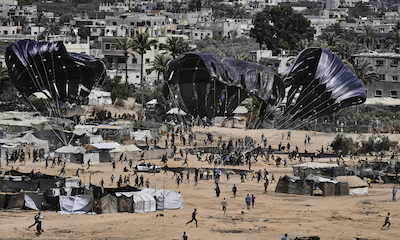 Lanzan ayuda humanitaria desde el aire en Gaza en medio de una grave crisis alimentaria