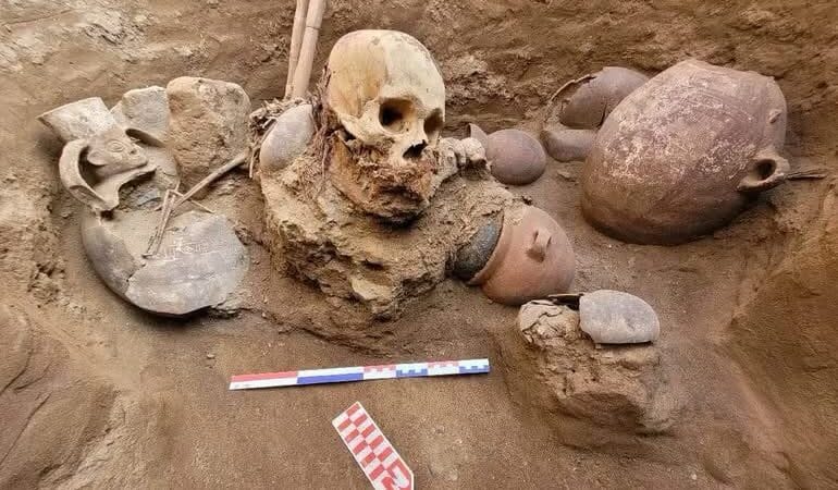 Arqueólogos encuentran restos de hombre de mil años en Lima; podría ser un cementerio prehispánico