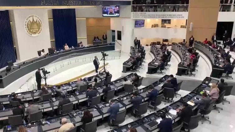 El oficialismo en El Salvador propone reforma para reelección presidencial indefinida