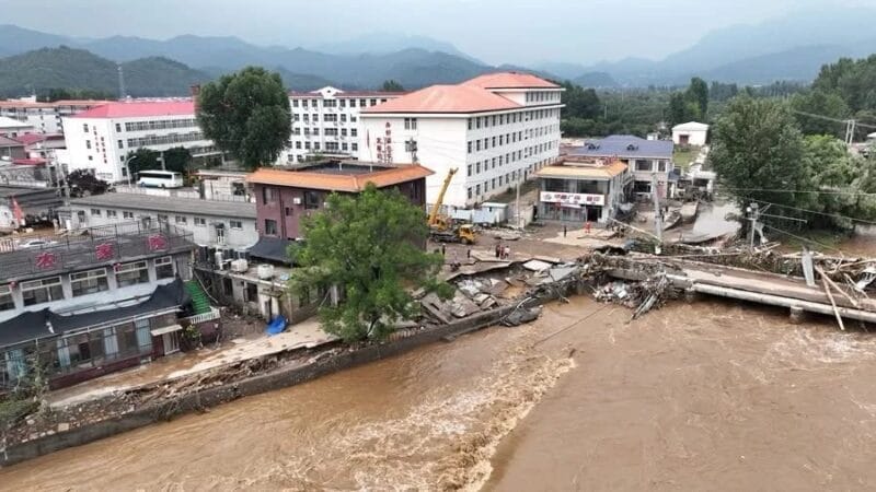 Tragedia en China: Mueren 31 adultos mayores al quedar atrapados en un asilo durante inundaciones