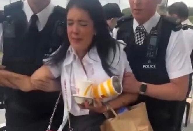 Estudiante en Reino Unido es arrestada en McDonald’s tras desacatar política de restricción para menores después de las 5 p.m.